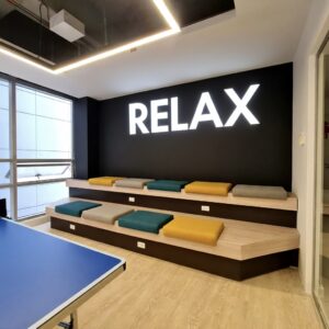 Mobiliario Arquitectonico | graderia 2N con cojines y conectividad