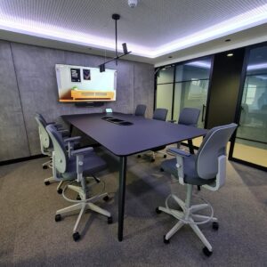 Mesa colaborativa | alta con base OVNI tipo D y grommet especial