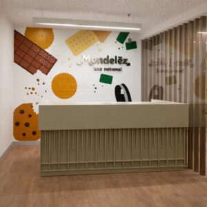 Recepción | PRISMA con listones especiales pintado al duco y counter en superficie solida