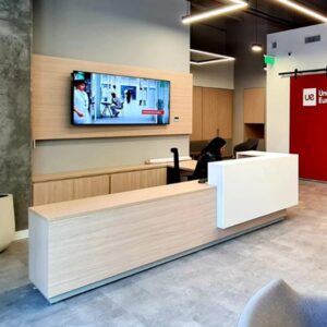 Recepción | PRISMA 2 niveles  con cuerpo revestido en HPL y counter en superficie solida